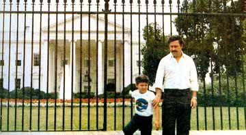 Pablo Escobar posa despreocupado ao lado de seu filho na Casa Branca - Divulgação