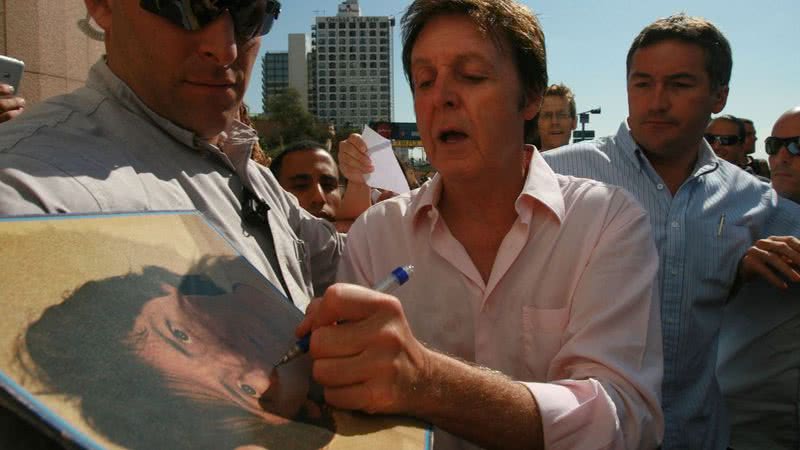 Paul McCartney dando autógrafo em 2008 - Getty Images
