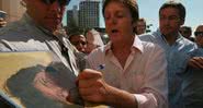 Paul McCartney dando autógrafo em 2008 - Getty Images