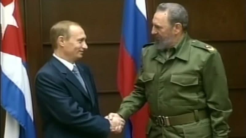Vladimir Putin cumprimentando Fidel Castro