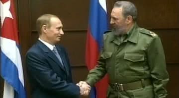Vladimir Putin cumprimentando Fidel Castro - Divulgação/YouTube/Rede TVT