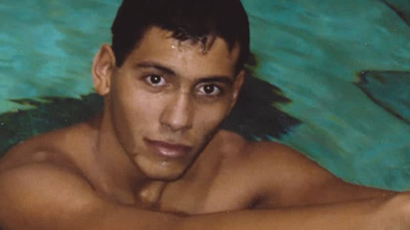 Fotografia de Rey Rivera em uma piscina - Divulgação/Netflix/Mistérios sem Solução (2020)
