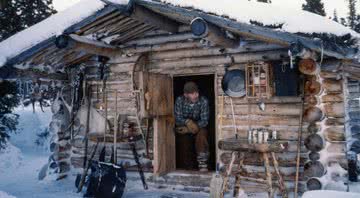 Fotografia de Richard Proenneke em sua cabana no Alasca - Wikimedia Commons