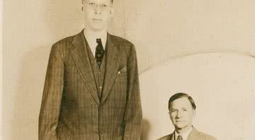 Robert Wadlow ao lado de seu pai - Wikimedia Commons