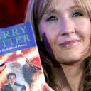 J.K. Rowling ao lado de um exemplar de 'Harry Potter' - Getty Images