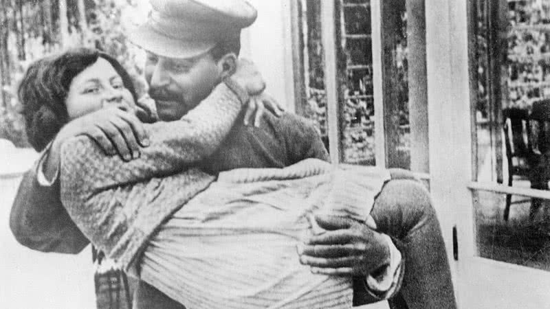 Stalin com sua filha Svetlana Alliluyeva em Moscou, 1933 - Getty Images