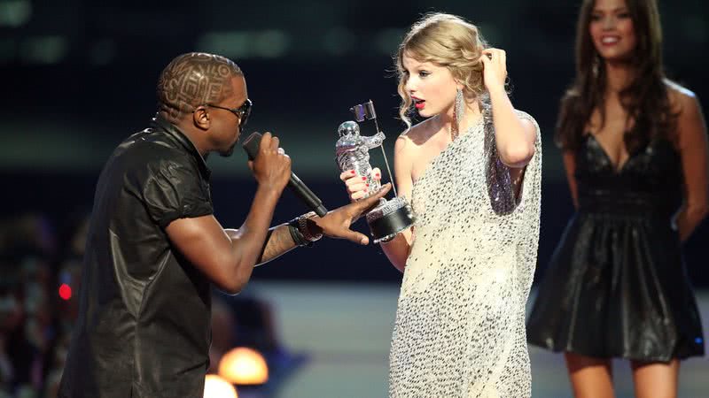 Taylor Swift sendo interrompida pelo Kanye West no VMA 2009 - Getty Images