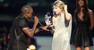 Taylor Swift sendo interrompida pelo Kanye West no VMA 2009 - Getty Images