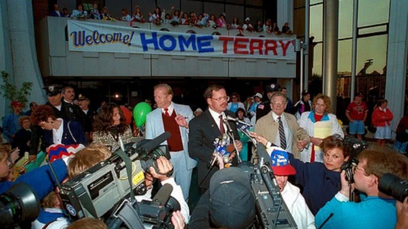 Terry Anderson sendo recebido em casa em Lorain, Ohio em 21 de junho de 1992 - Wikimedia Commons