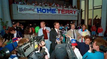 Terry Anderson sendo recebido em casa em Lorain, Ohio em 21 de junho de 1992 - Wikimedia Commons