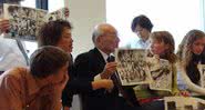 Terumi Tanaka conta aos jovens sua experiência e mostra fotos - Wikimedia Commons