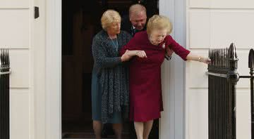 Margaret Thatcher sendo auxiliada em hospital - Getty Images