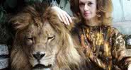 Fotografia de Tippi Hedren com leão que vivia na casa dela nos anos 70. - Divulgação/Instagram