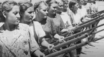 Mulheres soviéticas durante treinamento na Segunda Guerra - Divulgação / Youtube / Hoje na Segunda Guerra Mundial