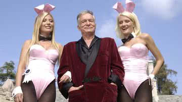 Hugh Hefner, empresário, fundador e editor-chefe da Playboy, entre duas 'coelhinhas' - Getty Images