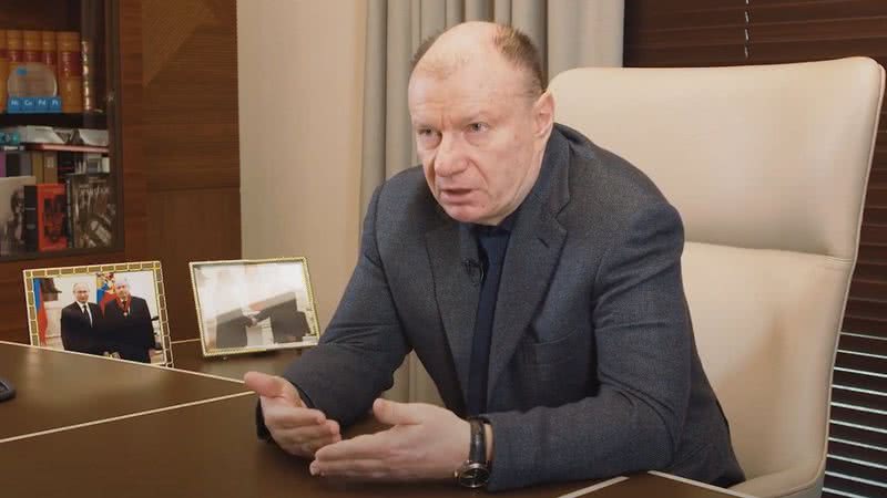 Trecho de entrevista com Vladimir Potanin em seu escritório, onde existe um retrato dele com Vladimir Putin - Divulgação/ Youtube/ Норникель