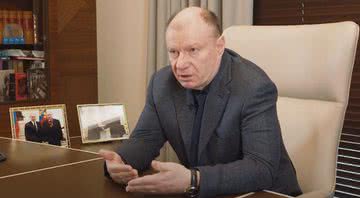 Trecho de entrevista com Vladimir Potanin em seu escritório, onde existe um retrato dele com Vladimir Putin - Divulgação/ Youtube/ Норникель