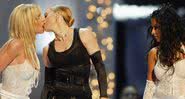 Madonna beija Britney Spears ao lado de Christina Aguilera - Getty Images