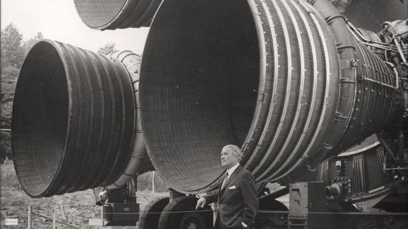 Wernher von Braun ao lado dos motores F-1 do veículo de lançamento Saturno V - Getty Images