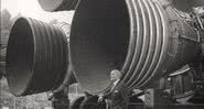 Wernher von Braun ao lado dos motores F-1 do veículo de lançamento Saturno V - Getty Images