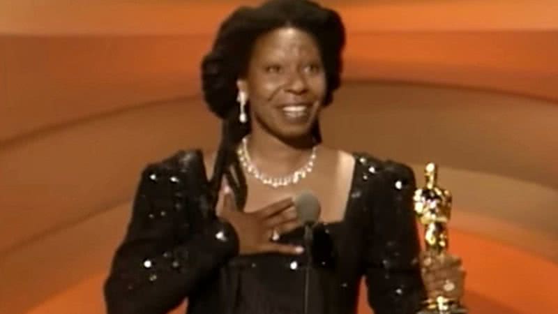 Whoopi Goldberg com o prêmio, durante a cerimônia do Oscar - Divulgação/Vídeo