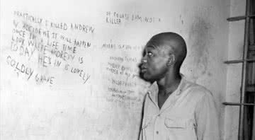 Willie Francis em sua cela, observando mensagens que ele escreveu na parede - Divulgação/Youtube