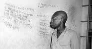 Willie Francis em sua cela, observando mensagens que ele escreveu na parede - Divulgação/Youtube