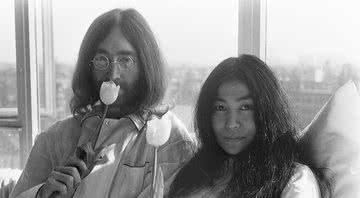 Yoko Ono ao lado de John Lennon - Wikimedia Commons