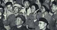 Estudantes membros da Guarda Vermelha em volta de Mao - Wikimedia Commons