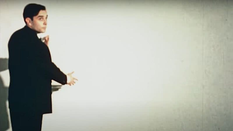 Yves Klein durante exposição - Divulgação/ Youtube/ Christie's