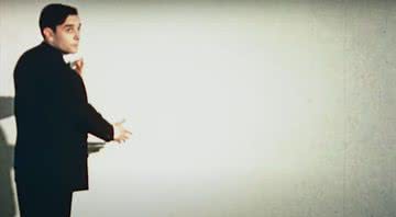 Yves Klein durante exposição - Divulgação/ Youtube/ Christie's
