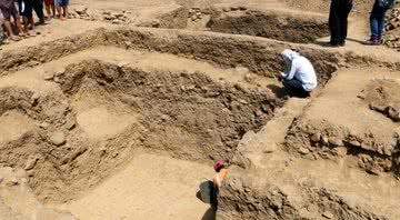 Arqueólogos no sítio onde a descoberta foi realizada - Divulgação