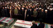 Ao centro, o aiatolá Ali Khamenei participa de funeral de Qassem Soleimani no Teerã - Site oficial de Ali Khamenei