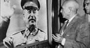 Picasso observando retrato de Stalin - Domínio Público