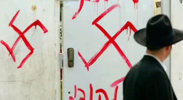 Parede de uma sinagoga profanada com suásticas - Getty Images