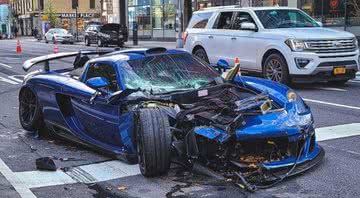 A Porsche com sua estrutura dianteira destruída pelo acidente - Divulgação / Instagram