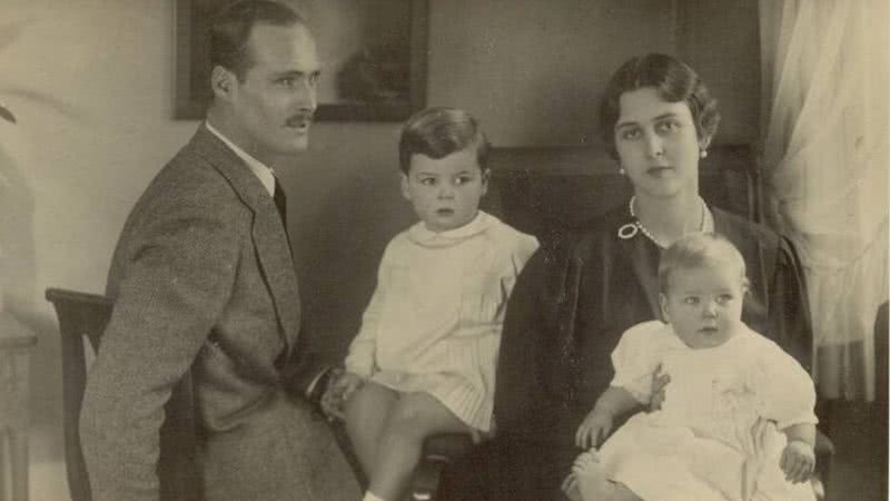 Cecília junto ao esposo e os dois filhos mais velhos - Domínio Público
