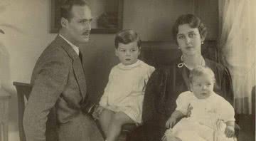 Cecília junto ao esposo e os dois filhos mais velhos - Domínio Público