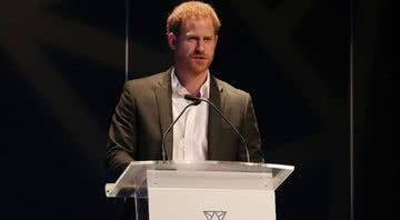Principe Harry discursa durante evento sobre turismo sustentável - Getty Images