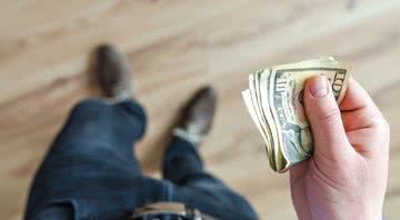 Homem com dinheiro na mão - Pixabay