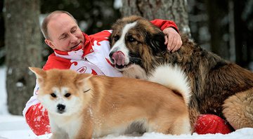Putin brincando com seus cachorros em 2013 - Getty Images