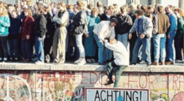 Pessoas se manifestando a favor da queda do muro de Berlim, em 1989 - Wikimedia Commons