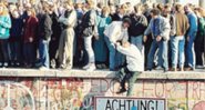 Pessoas se manifestando a favor da queda do muro de Berlim, em 1989 - Wikimedia Commons