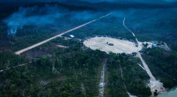 Fumaça sai de dentro de terreno indígena em Novo Progresso, no Pará, em agosto de 2019 - Getty Images
