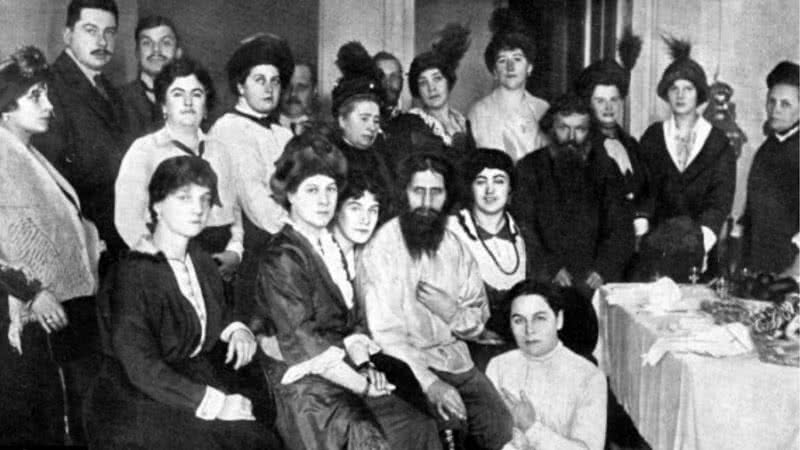 Rasputin rodeado por mulheres da alta classe russa - Wikimedia Commons