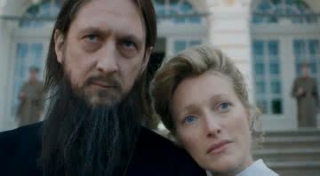 Personagens de Rasputin e Alexandra na série Os Últimos Czares (2019) - Divulgação/Netflix