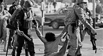 Policiais agredindo um civil - Wikimedia Commons