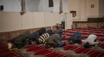 Pessoas orando durante o Ramadã - Getty Images