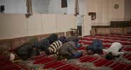 Pessoas orando durante o Ramadã - Getty Images