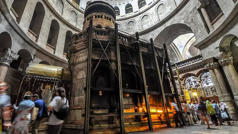 A edícula que abriga o suposto túmulo de Jesus Cristo - Wikimedia Commons
